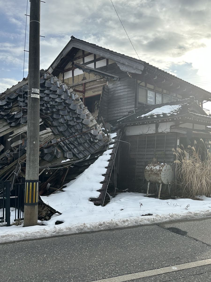 雪の中の倒壊家屋