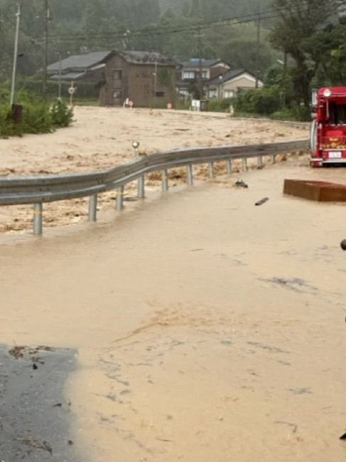 土砂が流れ込んだ道路