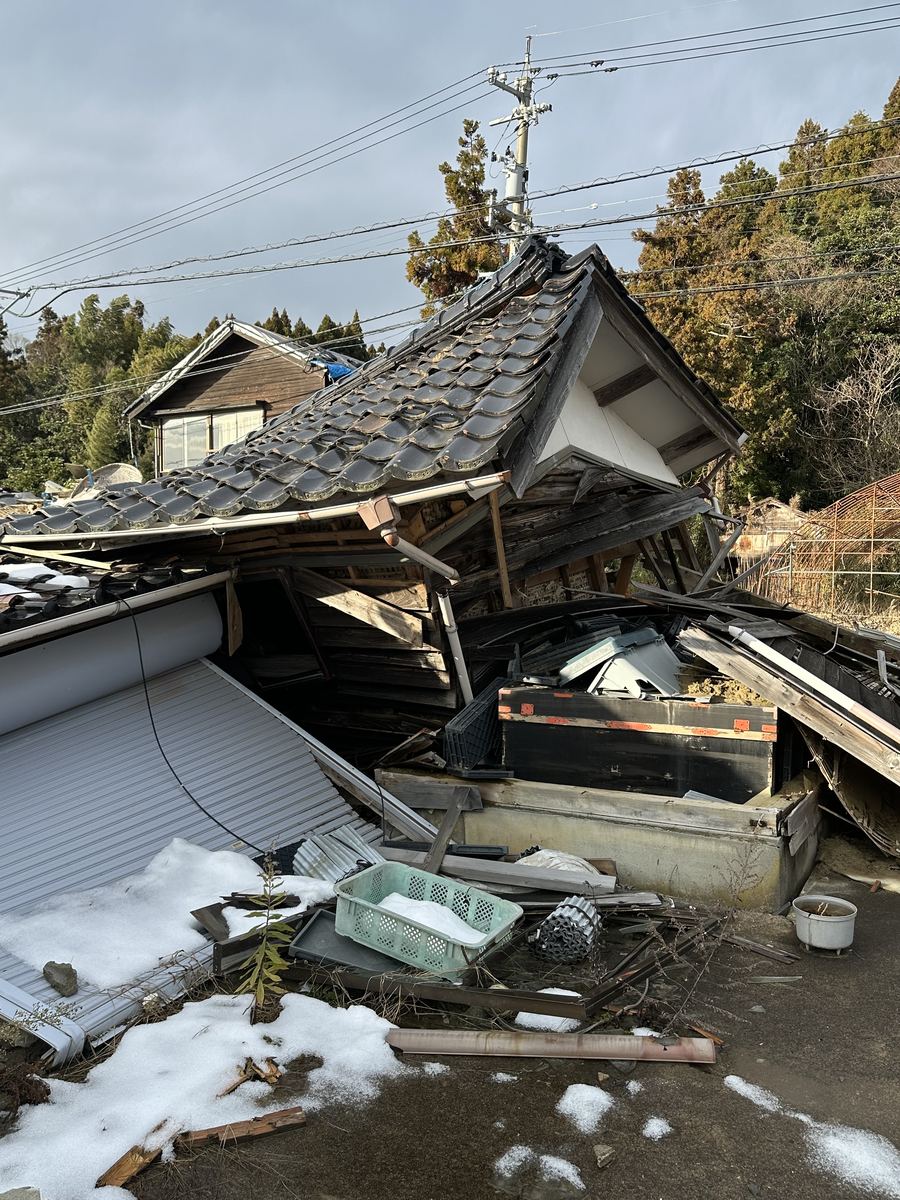 倒壊した家屋と瓦礫