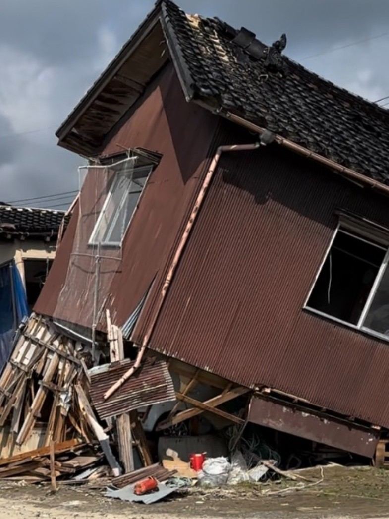 傾いた住宅