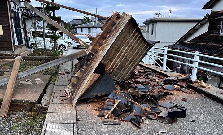道路に倒れ込んだ建物